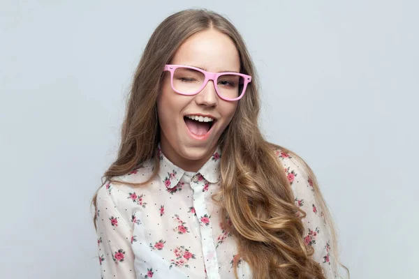 Retrato Mulher Amigável Óculos Com Cabelo Louro Ondulado Piscando Brincando — Fotografia de Stock