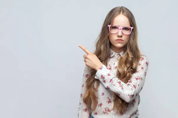 Gözlüklü Dalgalı Sarı Saçlı Otoriter Suratlı Reklamınız Için Boş Bir — Stok fotoğraf