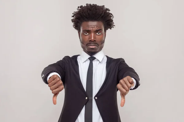 Uomo Con Acconciatura Afro Tiene Pollice Basso Dissimula Qualcosa Acciglia — Foto Stock