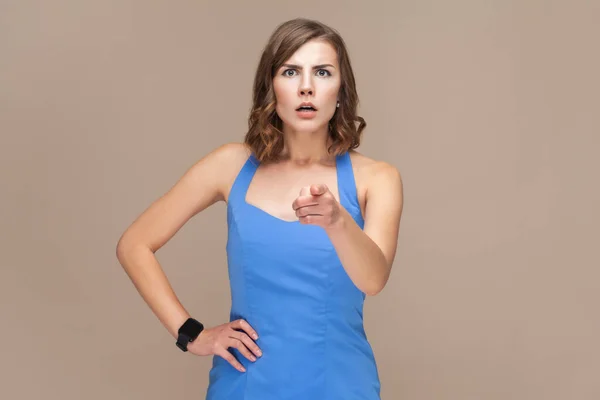 Retrato Mulher Atraente Surpreso Surpreso Com Cabelo Ondulado Apontando Para — Fotografia de Stock