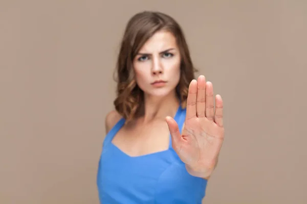 Portret Poważnej Surowej Kobiety Falowanymi Włosami Pokazującymi Symbol Zakazu Znaku — Zdjęcie stockowe