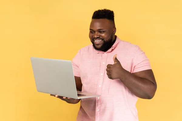 Zufrieden Lächelnder Mann Mit Laptop Der Hand Daumen Hoch Geste — Stockfoto