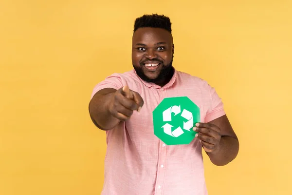 Porträt Eines Optimistischen Mannes Rosa Hemd Mit Grünem Recyclingschild Und — Stockfoto