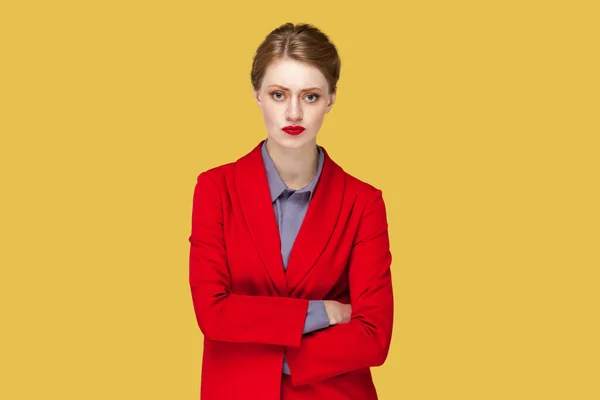 Retrato Mujer Seria Estricta Con Labios Rojos Pie Con Los — Foto de Stock