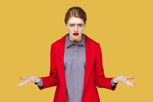 Πώς Μπόρεσες Θυμωμένη Γυναίκα Κόκκινα Χείλη Που Στέκεται Απλωμένα Χέρια — Φωτογραφία Αρχείου