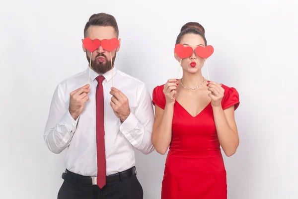 Φλερτάροντας Άντρας Λευκό Πουκάμισο Και Γυναίκα Κόκκινο Φόρεμα Που Στέκεται — Φωτογραφία Αρχείου
