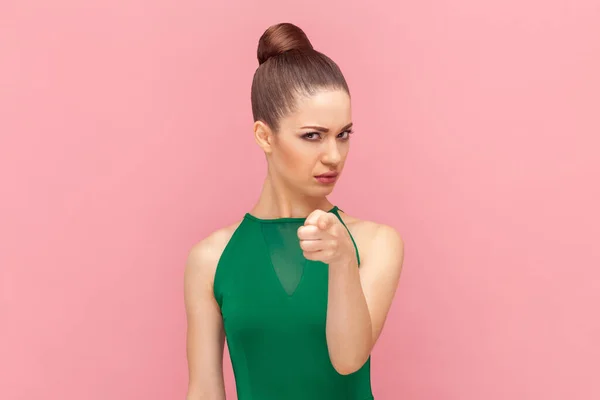 Bun Saç Stili Kamerayı Işaret Eden Seni Seçen Yeşil Elbise — Stok fotoğraf