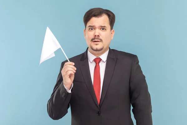 Egy Fehér Zászlót Tartó Bajuszos Férfi Portréja Ijedt Arccal Néz — Stock Fotó