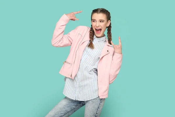 Retrato Adolescente Extremamente Feliz Animado Com Tranças Vestindo Jaqueta Rosa — Fotografia de Stock