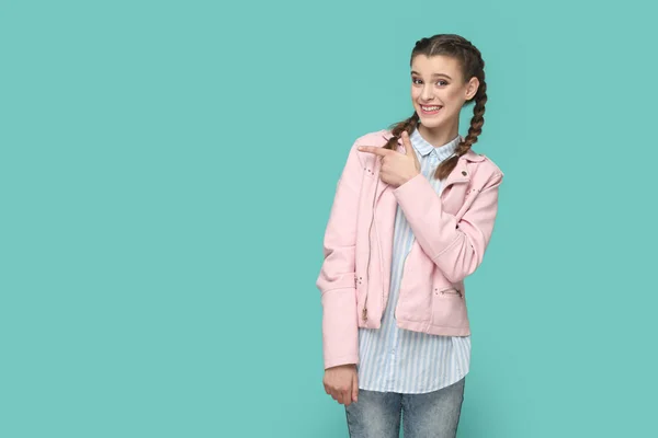 Портрет Веселой Милой Молодой Девушки Подростка Косичками Розовой Куртке Указывающий — стоковое фото