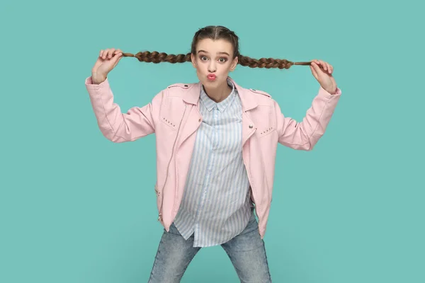 Портрет Смешной Девочки Подростка Косичками Розовой Куртке Оттягивающей Косички Сторону — стоковое фото