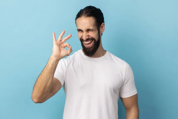 Retrato Homem Feliz Satisfeito Com Barba Vestindo Camiseta Branca Olhando — Fotografia de Stock