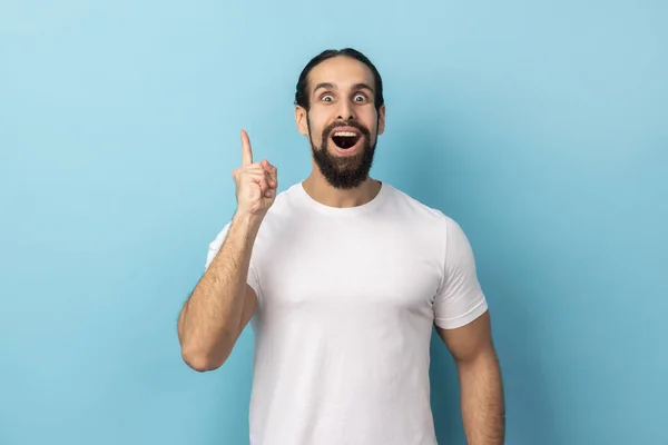 Retrato Hombre Sorprendido Emocionado Con Barba Usando Camiseta Blanca Señalando —  Fotos de Stock