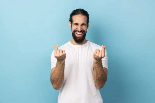 Portrét Šťastného Pozitivního Usměvavého Muže Vousy Bílých Vlasech Trička Dělá — Stock fotografie