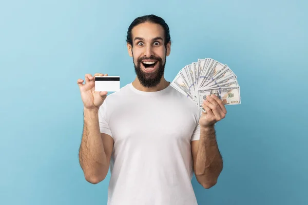 Hombre Sorprendido Vistiendo Camiseta Blanca Con Tarjeta Crédito Billetes Dólar — Foto de Stock