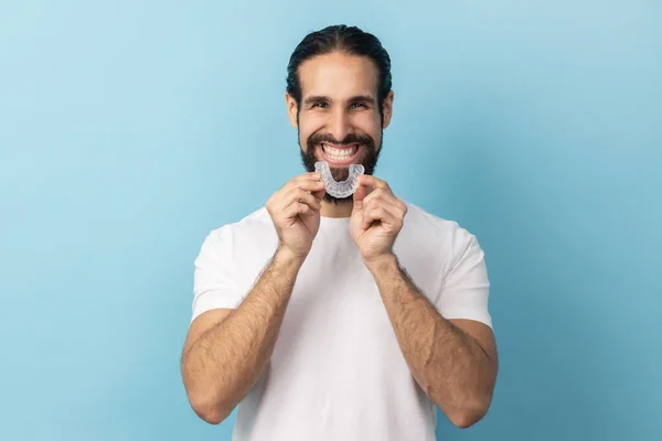 Πορτρέτο Του Άνδρα Γενειάδα Λευκό Shirt Χρησιμοποιώντας Λεύκανση Δοντιών Τιράντες — Φωτογραφία Αρχείου