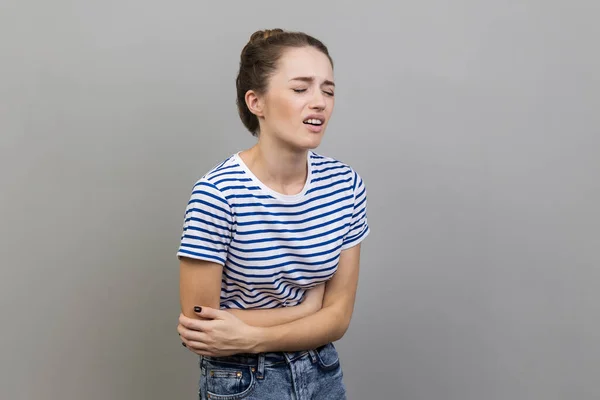 Retrato Una Enferma Malsana Con Una Camiseta Rayas Pie Tocando —  Fotos de Stock