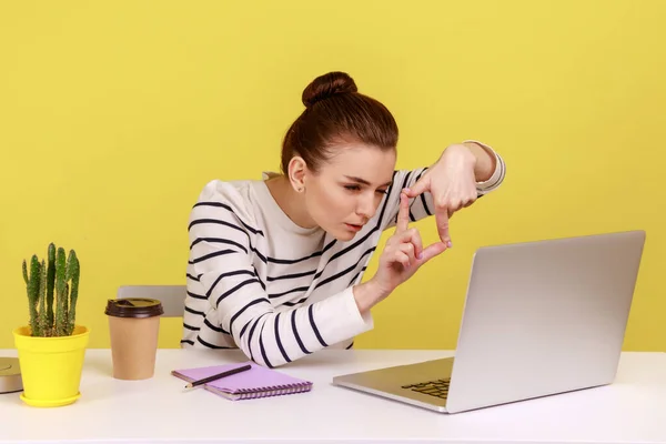 Concentrated Woman Designer Photographer Making Photo Frame Hands Focusing Laptop — Stock Photo, Image