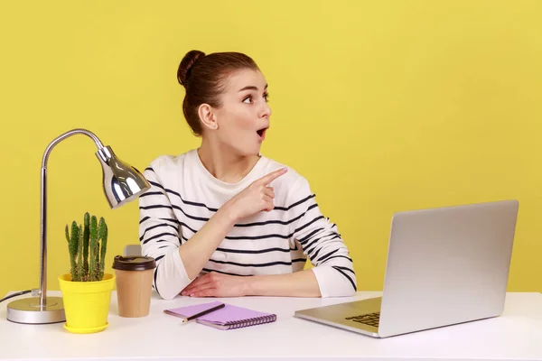 Schockiert Sitzt Eine Junge Frau Mit Laptop Büroarbeitsplatz Blickt Zur — Stockfoto