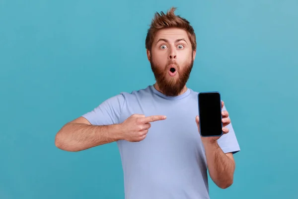 Porträtt Förvånad Chockad Skäggig Man Pekar Finger Smartphone Med Svart — Stockfoto