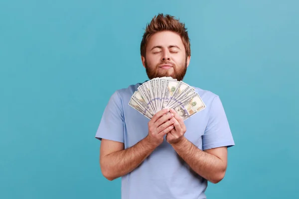 Портрет Удовлетворенного Бородатого Человека Запахом Заработал Долларовые Купюры Наслаждаясь Успехом — стоковое фото