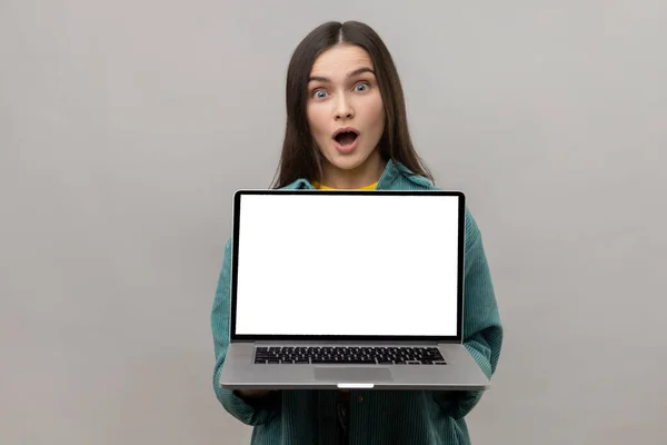 Surpreendida Mulher Chocada Mostrando Laptop Com Tela Branca Vazia Para — Fotografia de Stock