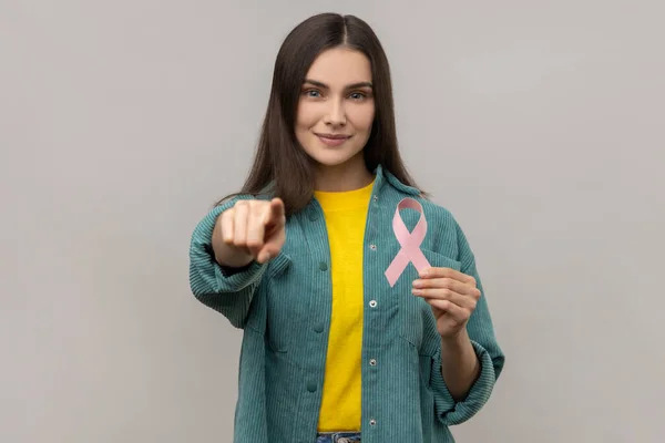 Muotokuva Nainen Tilalla Vaaleanpunainen Nauha Symboli Rintasyövän Tietoisuutta Etsivät Osoittavat — kuvapankkivalokuva