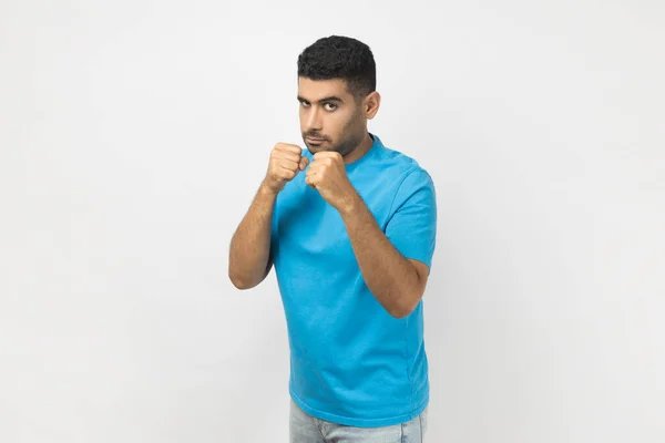 Porträtt Självsäker Seriös Orakad Man Med Blå Shirt Stående Med — Stockfoto