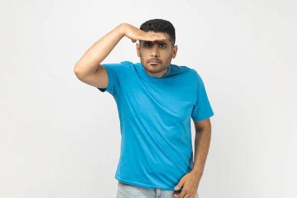 Portret Nieogolonego Mężczyzny Niebieskiej Koszulce Trzyma Rękę Blisko Czoła Patrzy — Zdjęcie stockowe