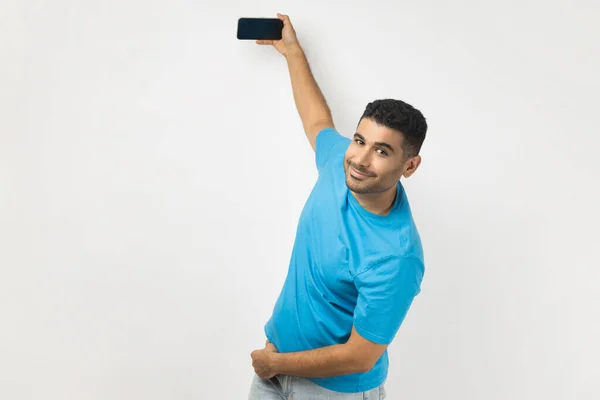 Sorrindo Homem Alegre Azul Shirt Segurando Telefone Inteligente Com Tela — Fotografia de Stock