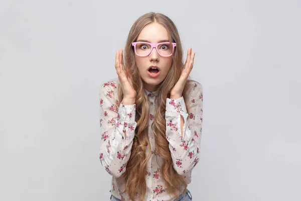 Portrét Ohromeně Šokované Ženy Brýlích Dlouhými Blonďatými Vlasy Dívající Kamery — Stock fotografie