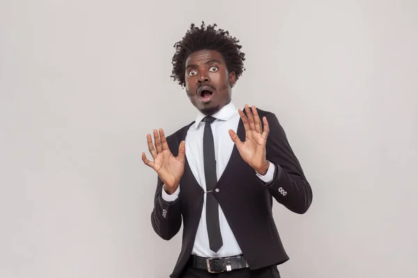Afro Saçlı Korkmuş Bir Adamın Portresi Ellerini Uzatıyor Dur Hareketi — Stok fotoğraf