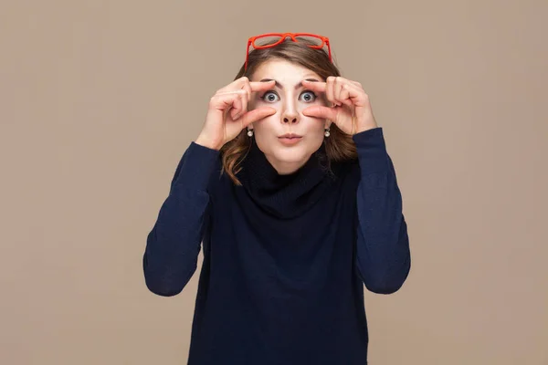 Porträtt Rolig Förvånad Kvinna Med Vågigt Hår Röda Glasögon Huvudet — Stockfoto