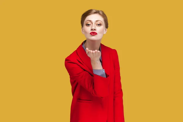 Porträtt Romantisk Kvinna Med Röda Läppar Stående Blåser Luft Kyss — Stockfoto