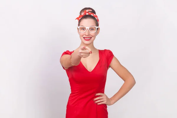 Potret Wanita Positif Mengenakan Gaun Merah Dan Band Kepala Berdiri — Stok Foto