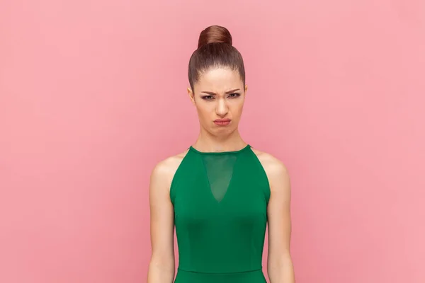 Porträtt Olycklig Stressad Deprimerad Kvinna Tittar Kameran Med Rynkigt Ansikte — Stockfoto