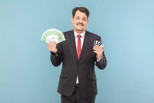 Задоволений Багатий Чоловік Вусами Стоїть Тримаючи Євро Банкноти Кредитні Картки — стокове фото