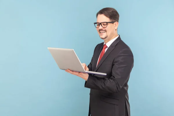Portrait Smiling Cheerful Man Standing Holding Notebook Working Laptop Online — Stock Photo, Image