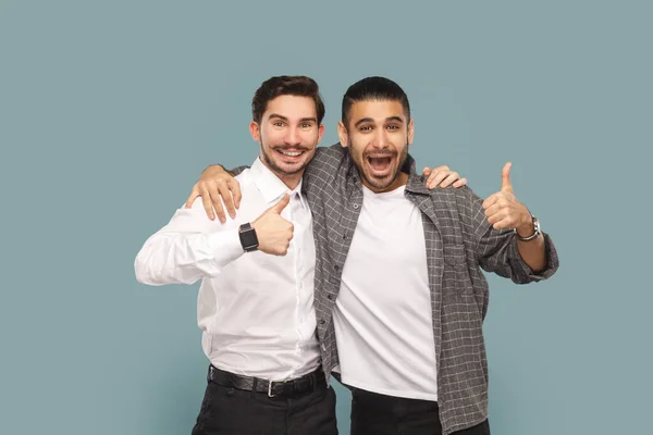 Portret Van Twee Tevreden Mannen Vrienden Samen Staan Knuffelen Duimen — Stockfoto