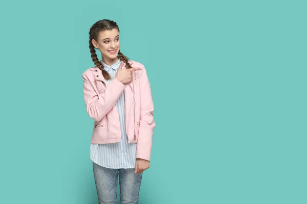 Портрет Улыбающейся Позитивной Счастливой Девочки Подростка Косичками Розовой Куртке Указывающей — стоковое фото