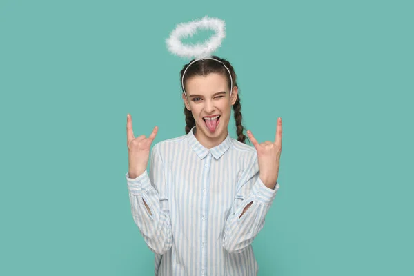 Porträtt Extremt Glad Tonåring Flicka Med Flätor Bär Randig Skjorta — Stockfoto