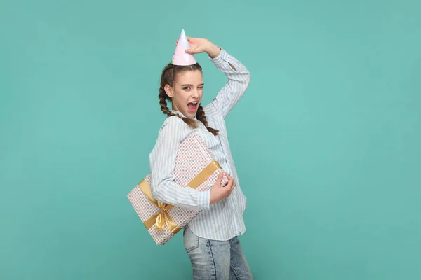 Portrét Vzrušené Veselé Teenagerky Copánky Pruhované Košili Kuželu Držící Dárkovou — Stock fotografie
