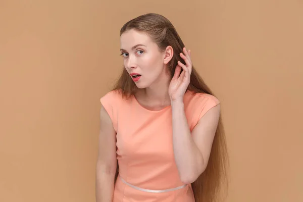 Портрет Привабливої Милої Жінки Довгим Волоссям Стоїть Поруч Вухом Слухаючи — стокове фото