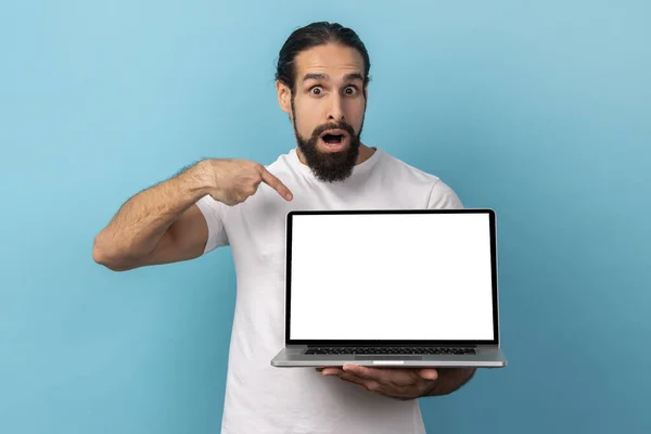 Beyaz Tişörtlü Sakallı Bir Adamın Portresi Boş Ekranlı Dizüstü Bilgisayarını — Stok fotoğraf