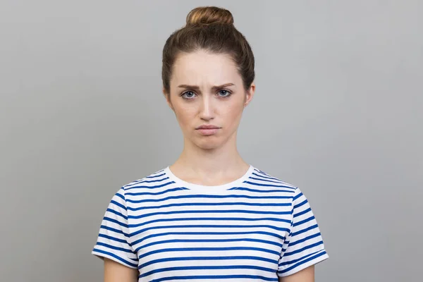 Porträtt Ledsen Upprörd Ung Vuxen Kvinna Bär Randig Shirt Uttrycker — Stockfoto