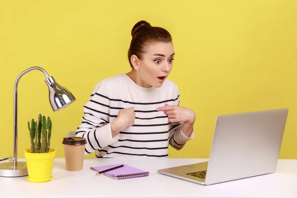 Verrast Vrouw Met Geschokte Uitdrukking Kijkend Naar Laptop Scherm Met — Stockfoto