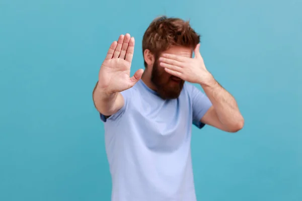 Muotokuva Parrakas Mies Seisoo Sulki Silmänsä Käsillään Osoittaa Stop Ele — kuvapankkivalokuva