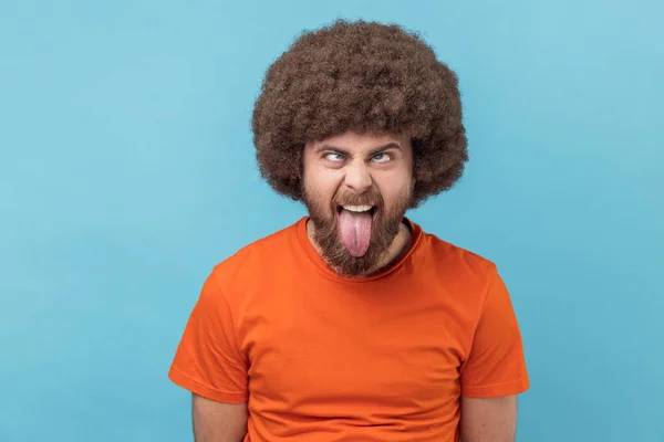 Retrato Hombre Con Peinado Afro Con Camiseta Naranja Mostrando Lengua — Foto de Stock