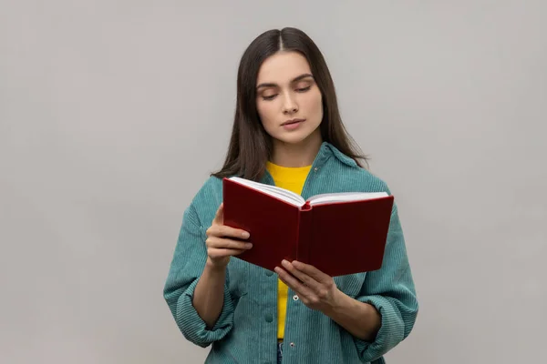 Koyu Renk Saçlı Ilginç Entrikalı Kitap Okuyan Ders Çalışan Sıradan — Stok fotoğraf