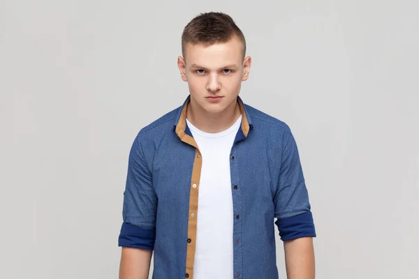 Portret Van Woedende Aantrekkelijke Tiener Jongen Blauw Shirt Die Naar — Stockfoto